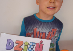 Chłopiec trzyma napis Dzień kropki